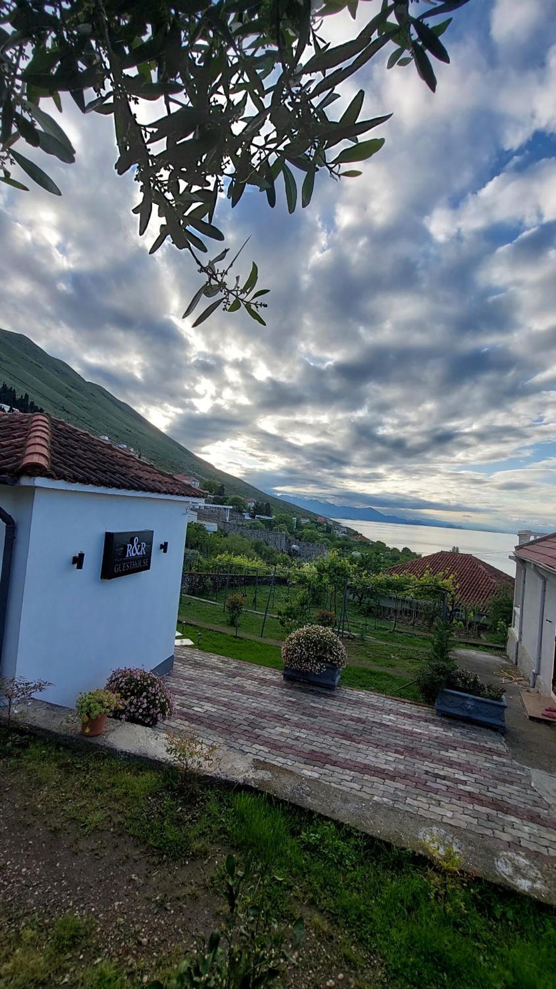 R&R Gesthouse Hotel Široka Buitenkant foto