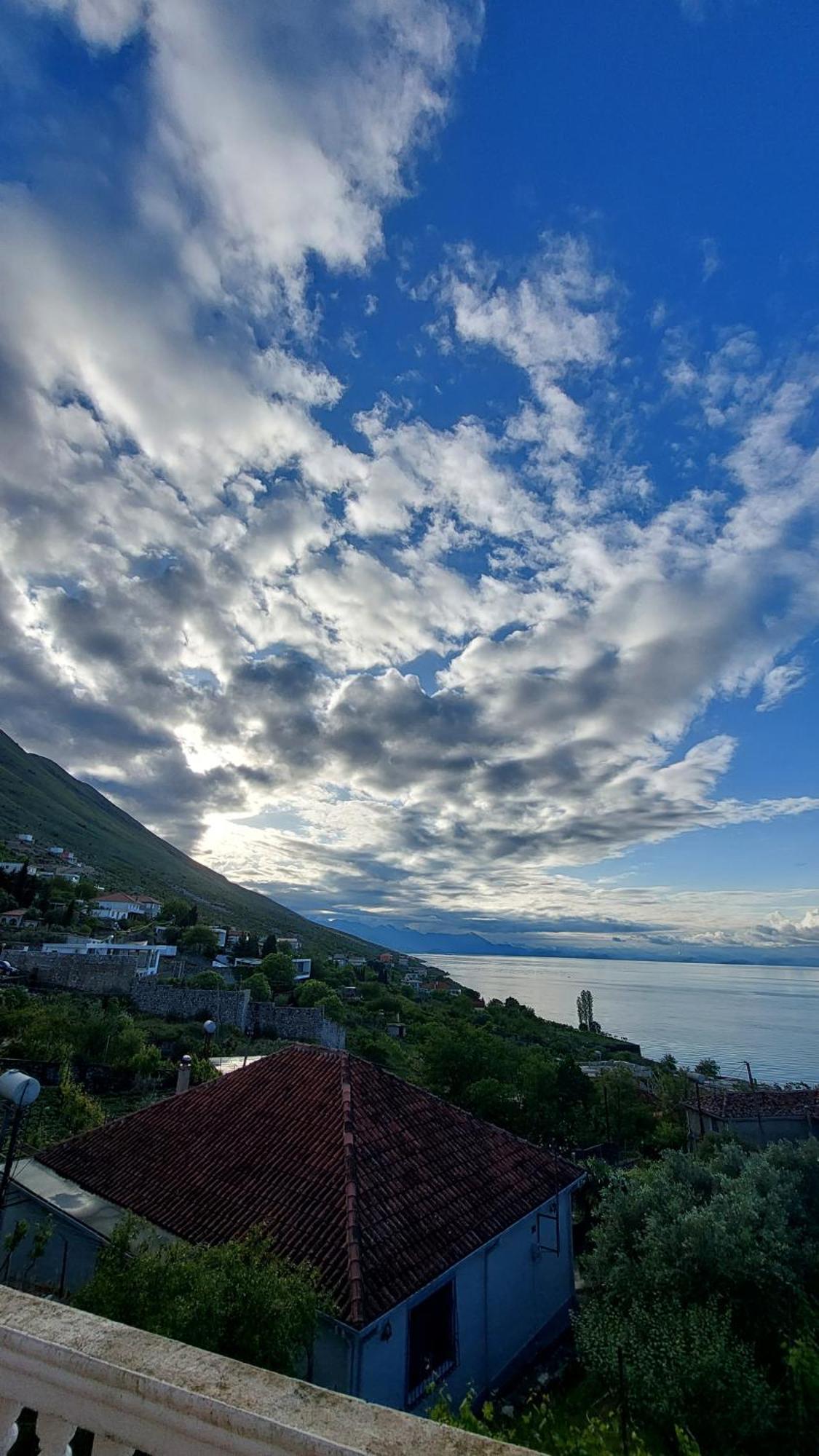 R&R Gesthouse Hotel Široka Buitenkant foto