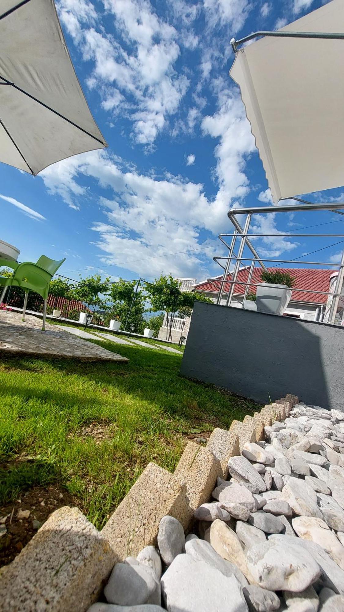 R&R Gesthouse Hotel Široka Buitenkant foto